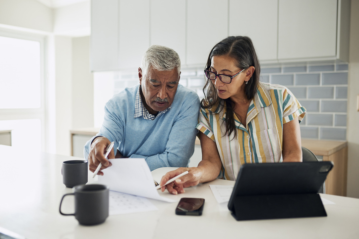 A couple reviewing an estate plan checklist to avoid probate in Mississippi.