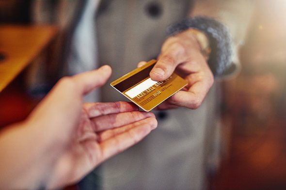 Should You Sign the Back of Your Credit Card?